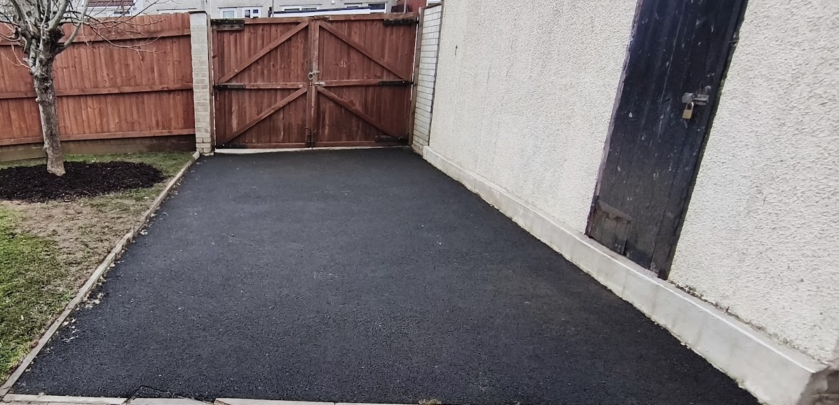 After driveway cleaning: brighter, cleaner paving with reduced staining